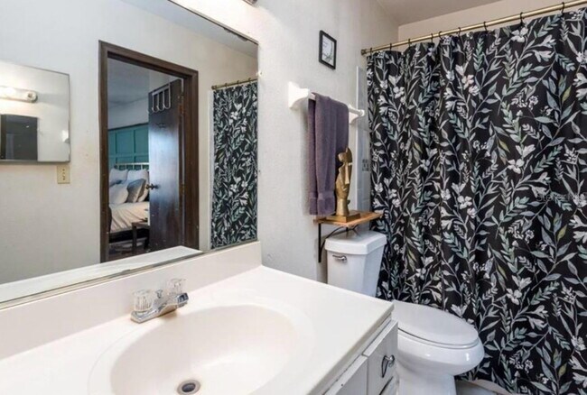 Building Photo - "Charming 2-Bed Townhouse with Modern Comforts in Orlando's Heart"