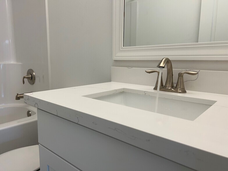 Building Photo - 3002 Roald Ave SE