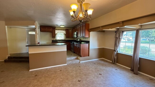 Building Photo - Must-See!!!  5-Bedroom Family Home with Large Yard & Prime Location in Visalia