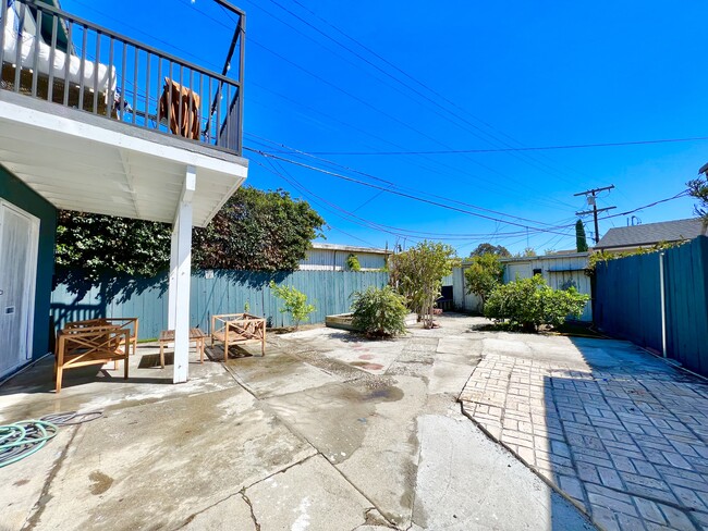 Building Photo - 3529 Ferncroft Rd, Los Angeles, CA 90039