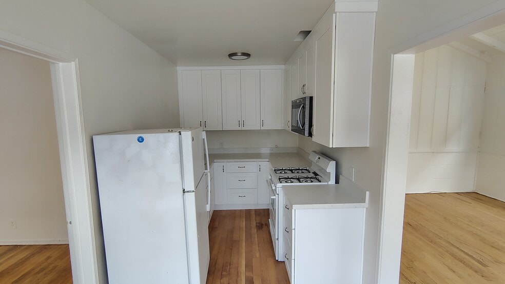 Kitchen - 920 N Hayworth Ave
