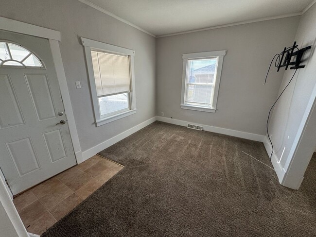 Building Photo - Main level house