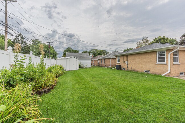 Building Photo - 5018 Dobson St