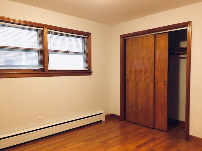 Building Photo - 5870 N Elston Ave