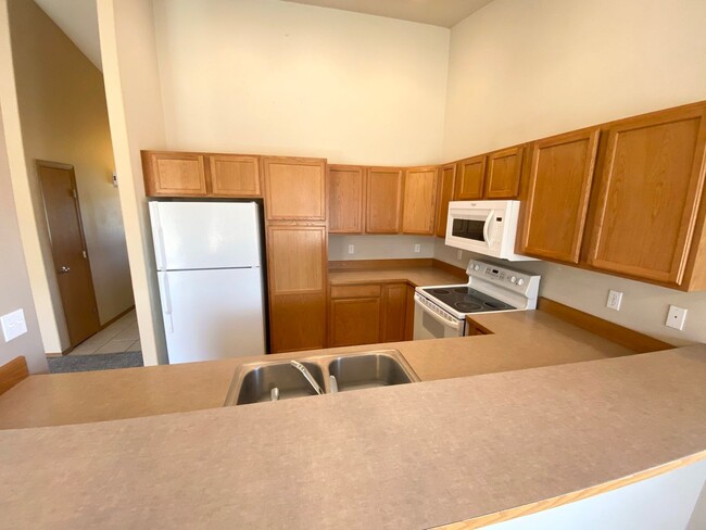 Building Photo - 4 Bed, 2 Bath Home!