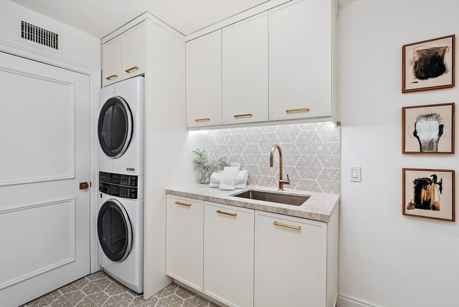 Building Photo - 245 Everglade Ave