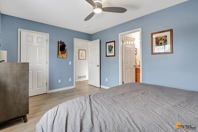 Building Photo - Fully Furnished Three Bedroom Executive Re...
