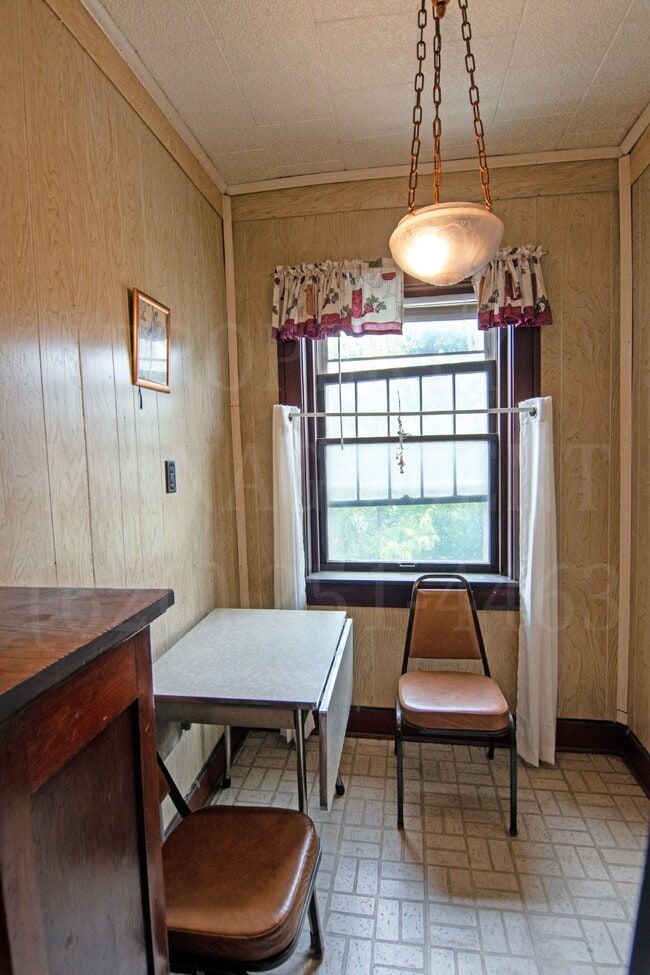 Building Photo - Studio Apartment