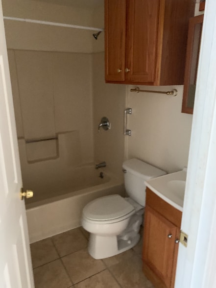 Building Photo - 107 University Ave