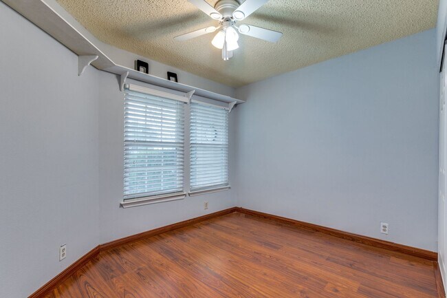 Building Photo - 2-BEDROOM HOME IN HIDDEN MEADOW
