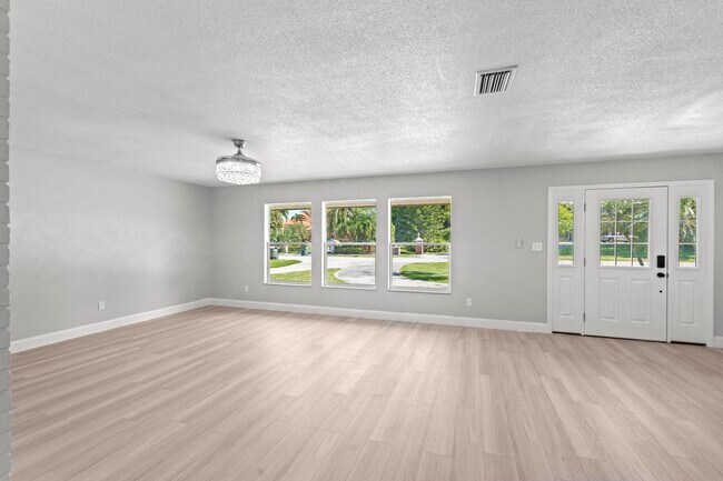 Building Photo - 534 E Del Monte Ave