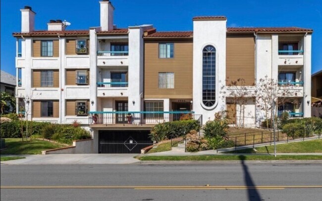 Building Photo - Golden Hill Living: Flexible 2BR Furnished or Unfurnished Options