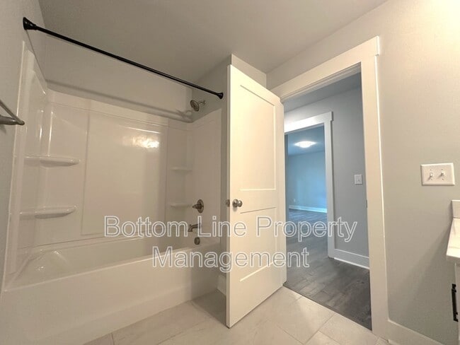 Building Photo - 3814 Starmount Ave