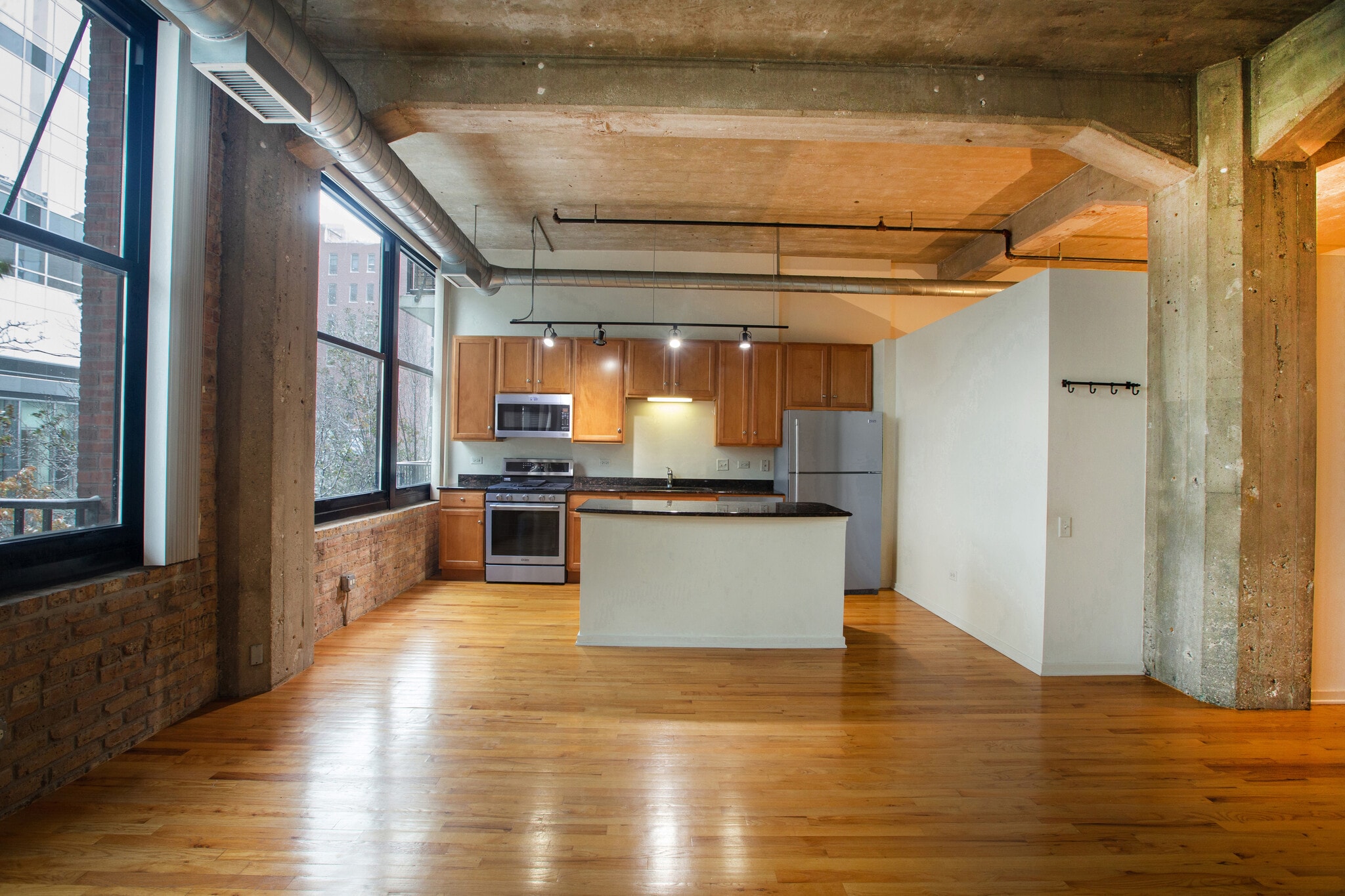 Building Photo - 210 S Desplaines St
