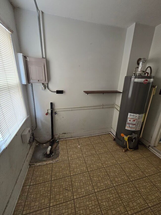 Building Photo - Garfield/6th Duplex