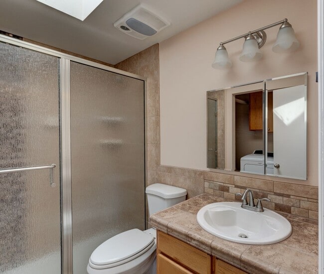 Building Photo - 3 Bedroom, 2 Bath Spacious Townhome with F...