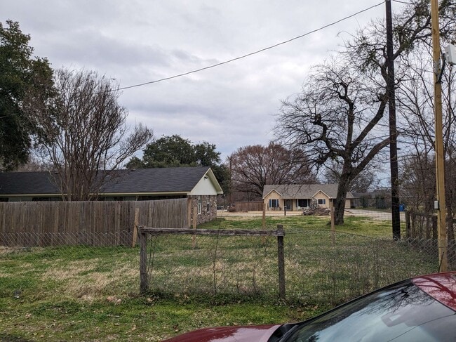 Building Photo - 904 Quail Run