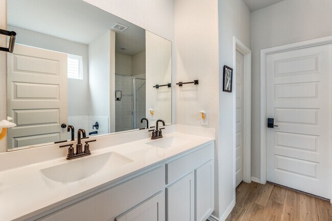 Building Photo - SPACIOUS 4-BEDROOM HOME IN BELLA ROSA