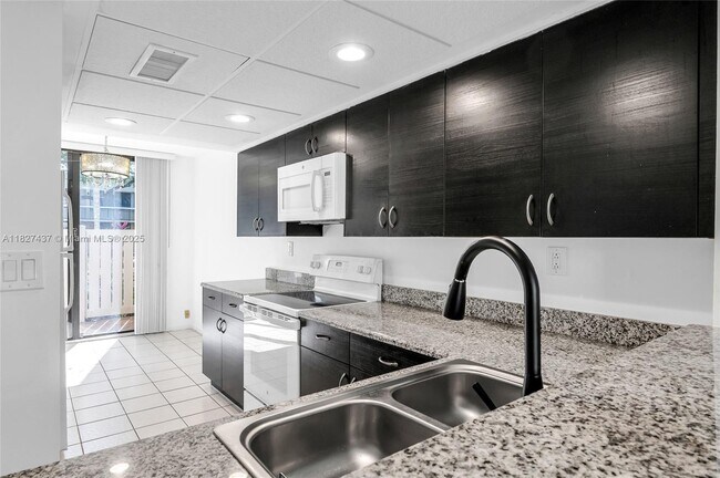 Building Photo - 2821 SW 87th Ave