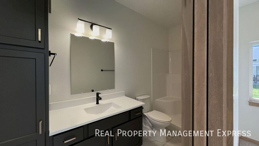 Building Photo - Modern 3 Bed, 2.5 Bath Townhome in West Sioux Falls