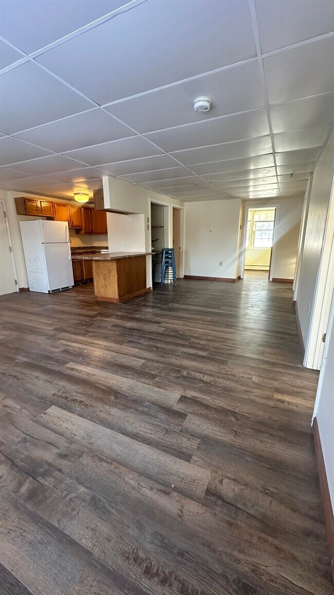 Building Photo - 324 Main St