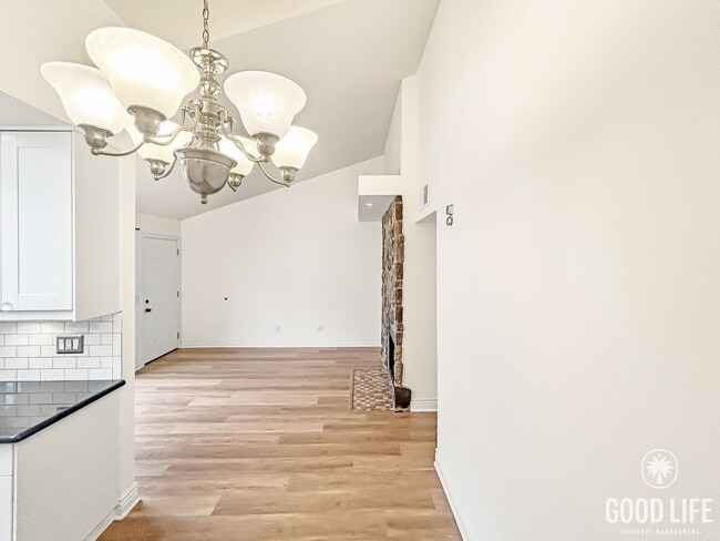 Building Photo - Beautiful 2BD/2BA W/ Reserved Parking and In-Unit Laundry in La Mesa!