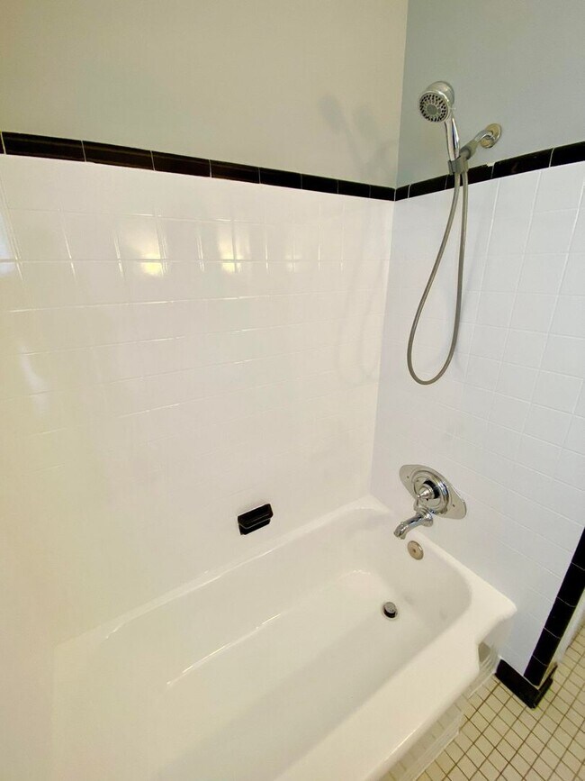 Building Photo - Charming 3 Bedroom/2 Bathroom Townhome with In-Unit Laundry in Ramblewood, MD!