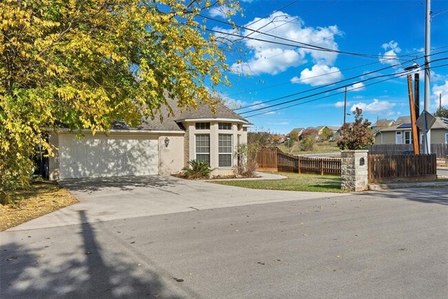 Building Photo - 1800 Pearce Ct