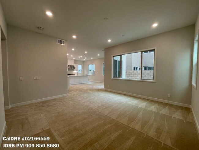 Building Photo - Lake Forest 3 Bedroom Home