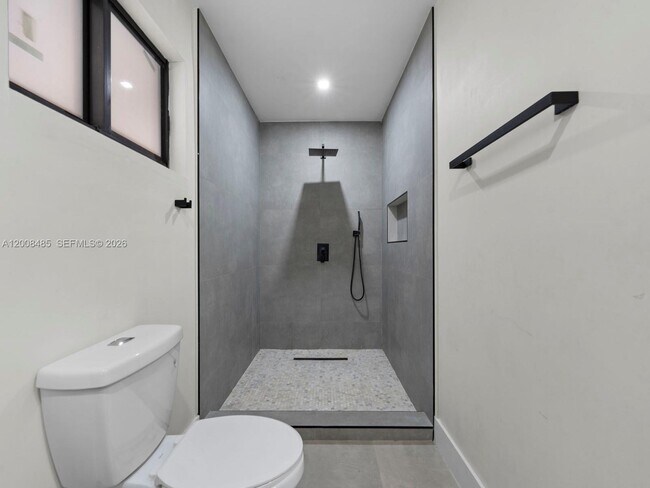 Building Photo - 252 E 36th St