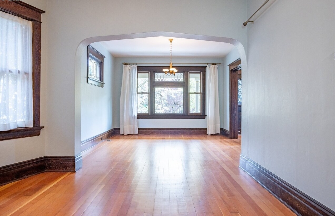 Living Room / Dining Room - 527 NE Fargo St