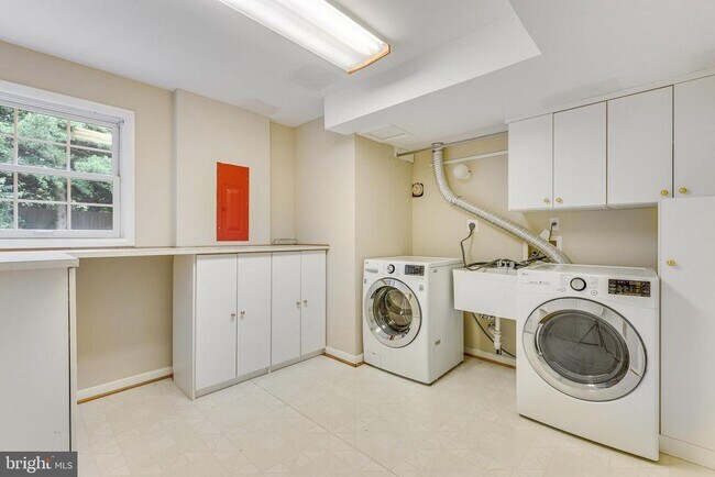 Building Photo - 1023 Westbriar Dr NE