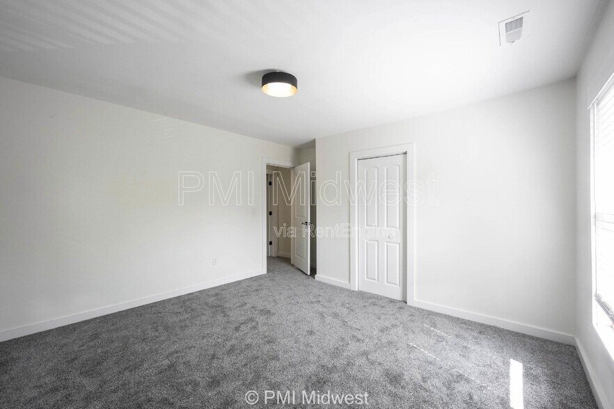 Building Photo - 426 N Bradley Ave