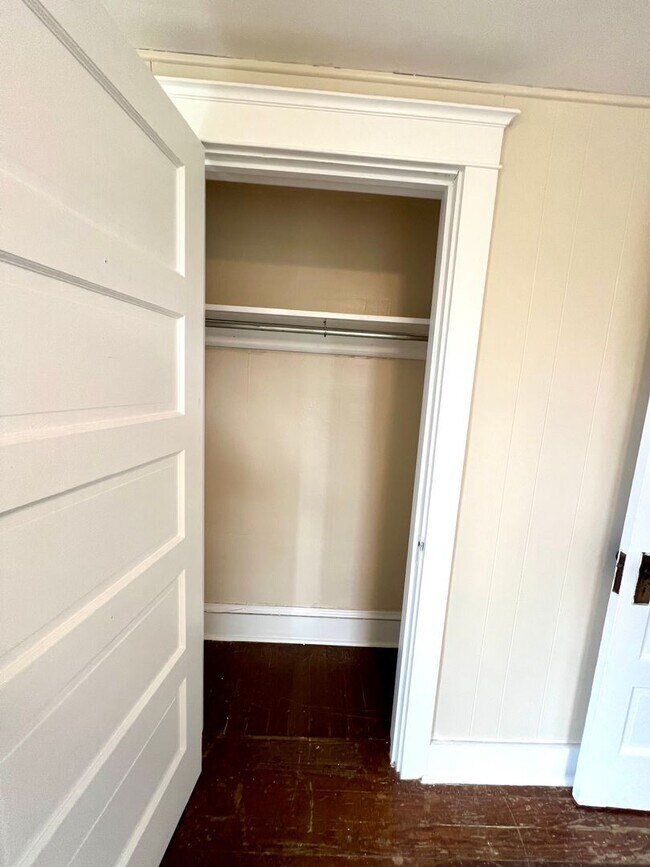 Building Photo - Spacious 3BR Home with Large Yard, Private Driveway & Storage