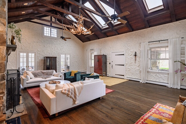 Building Photo - 58 Woodchuck Ln