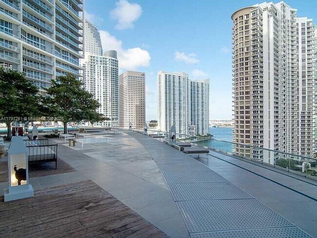 Building Photo - 495 Brickell Ave