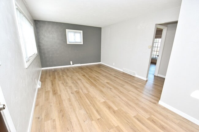 Building Photo - Close to Notre Dame, 3 bedroom home with 2...
