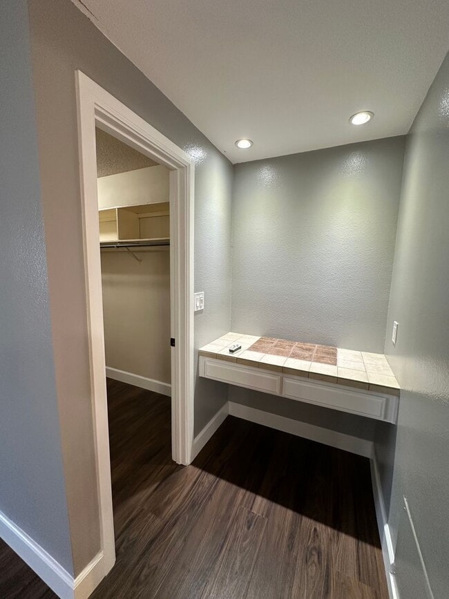 Building Photo - Huge 2 Bedroom 2 Bath Available For Immedi...