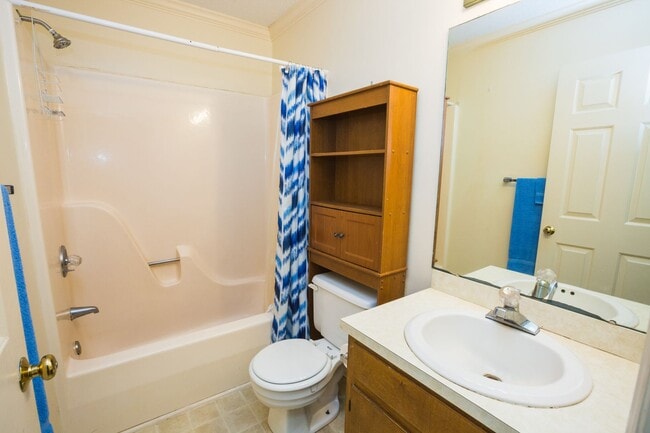 Building Photo - 2 bed, 1.5 bath Duplex in American Village Minutes to Duke University!