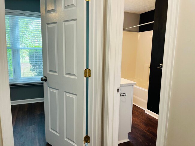 Building Photo - Wow! Renovated 3 bedroom 2 bath home in Ca...