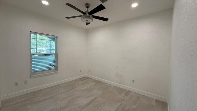 Building Photo - 16303 Enclave Village Dr