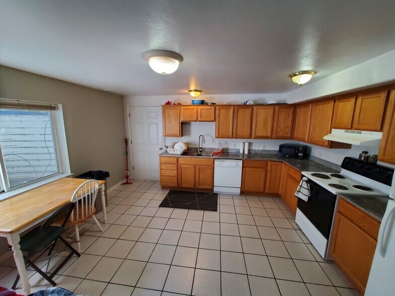 Building Photo - 342 600 W