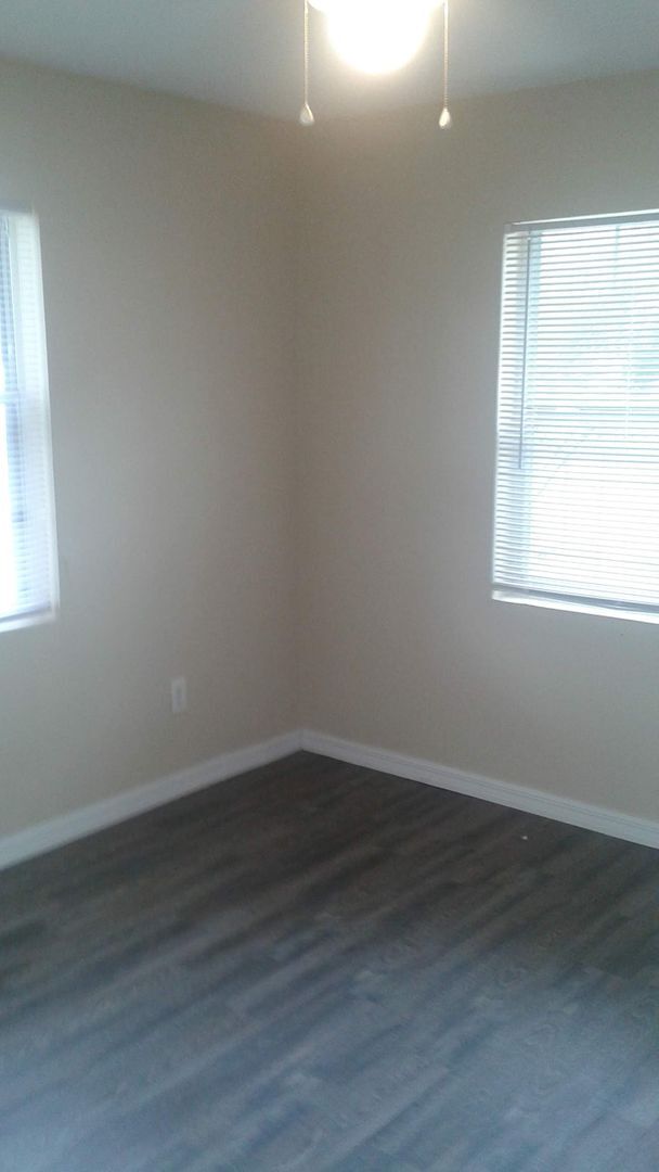 Building Photo - 410 S Hill Ave