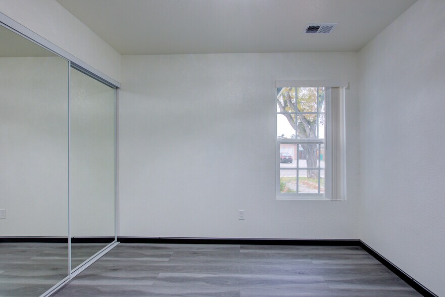 Building Photo - 9855 Douglas Ave