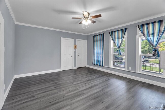 Building Photo - 3273 Cortland St