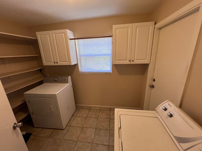 Building Photo - Charming 3-Bed, 2 Bath Home in Waterway Es...