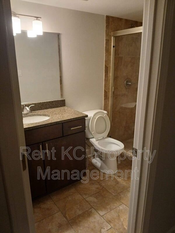 Building Photo - 530 W 10th St