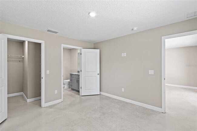 Building Photo - 921 E Clifford Ave