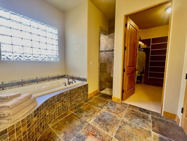 Building Photo - Beautiful Fully Furnished home in an Exclu...