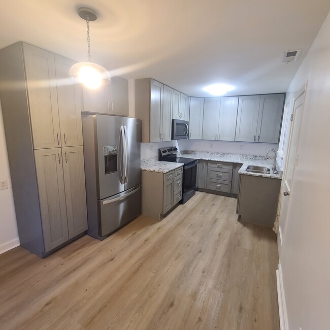 Building Photo - 207 Bland St